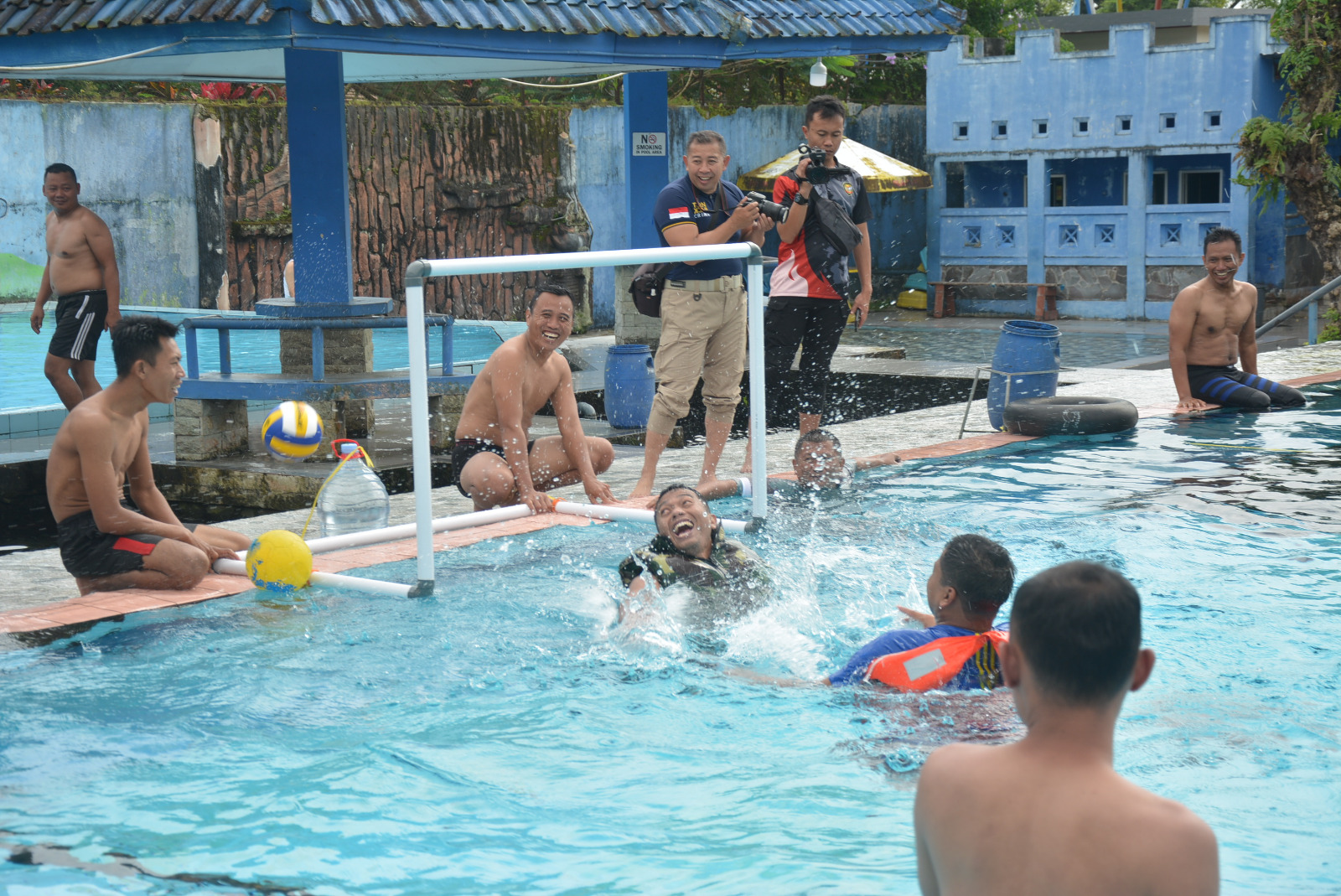 Jumat Sehat, Darem 073/Makutarama Gowes dan Olahraga Polo Air Bersama Para Dandim